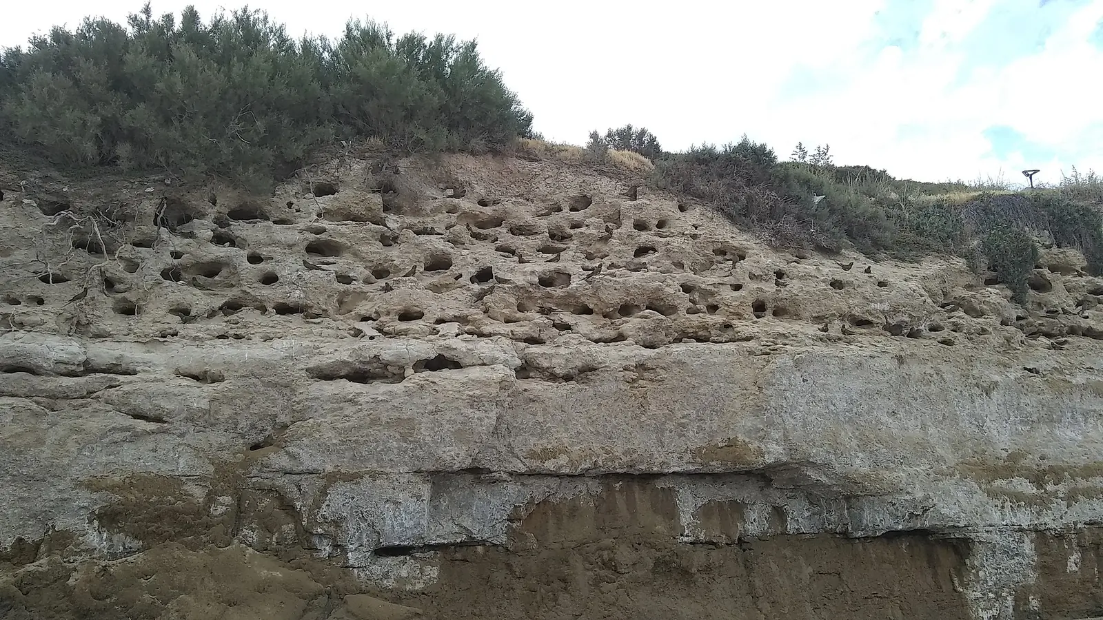 Acantilados de Las Grutas - Formaciones rocosas sobre el mar patagónico