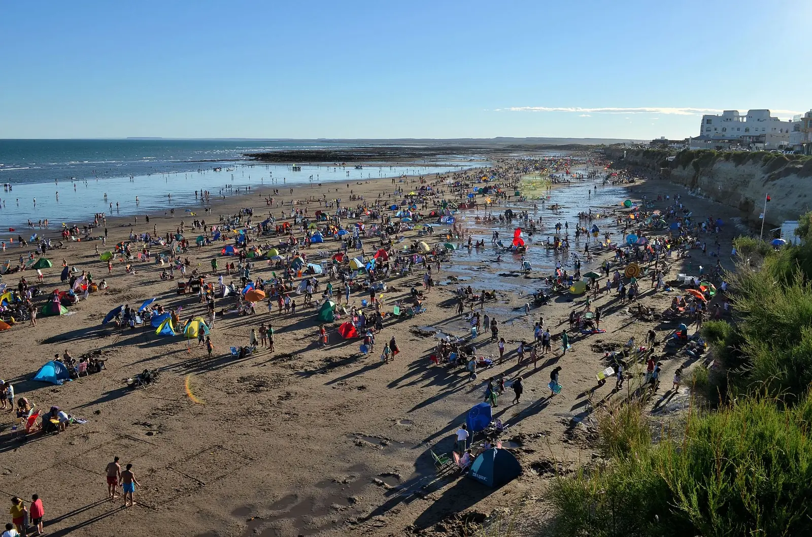 Panorámica de Las Grutas en marea baja - Extensas playas del Golfo San Matías
