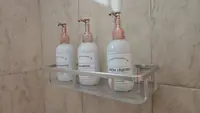 Baño del departamento Pewmafe en Las Grutas con shampoo, acondicionador y jabón líquido provistos