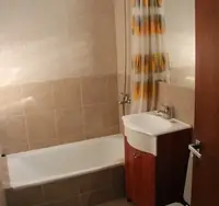 Baño del departamento de 2 ambientes del Complejo Luminar en Las Grutas, con bañera, ducha y bacha