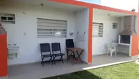 Galería del departamento Pewmafe en Las Grutas con mesa, sillas, parrilla de ladrillo y pileta de lavar