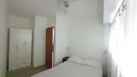 Dormitorio del departamento Pewmafe en Las Grutas con cama doble, placard y ventilador de techo