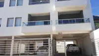 Cocheras cubiertas del edificio de los Departamentos LG en Las Grutas, con portón de acceso