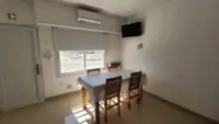 Comedor del departamento Pewmafe en Las Grutas con aire acondicionado, Smart TV y ventana a la calle