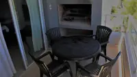 Parrilla y mesa en el balcón del Departamento LG en Las Grutas, con vista al barrio